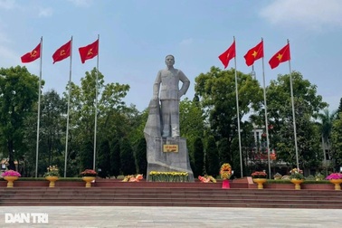 Dâng hương tưởng niệm 115 năm ngày sinh cố Tổng Bí thư Lê Duẩn