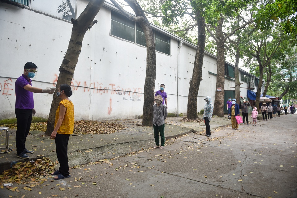 Hà Nội: ATM mỳ tôm, trứng gà trao yêu thương tới người nghèo - 2 Hà Nội: ATM mỳ tôm, trứng gà trao yêu thương tới người nghèo - 2