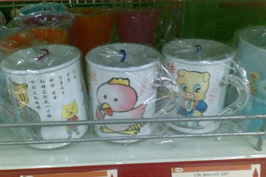 Nhiều cốc thủy tinh, cốc nhựa nghi ngờ độc hại ở các siêu thị, cửa hàng