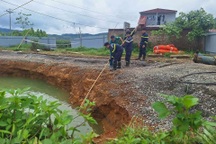 Vụ rơi xuống hố "tử thần" ở Bắc Kạn: Gia đình thấp thỏm chờ tin nạn nhân