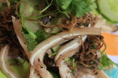 Giòn giòn tai lợn nộm hoa chuối