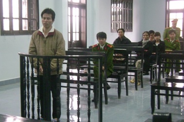 “Yêu râu xanh” lãnh án 11 năm tù về tội hiếp dâm, cướp tài sản