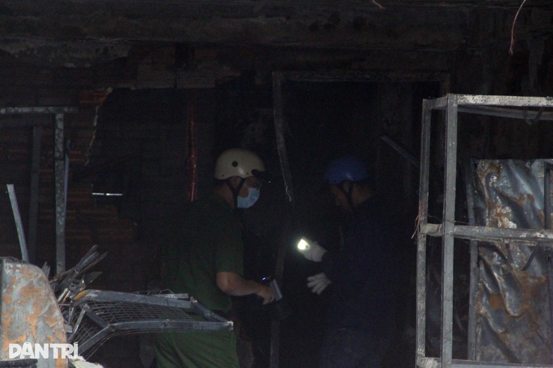 Hiện trường ngôi nhà xảy ra hỏa hoạn khiến 4 người tử vong ở Nha Trang - 7 Hiện trường ngôi nhà xảy ra hỏa hoạn khiến 4 người tử vong ở Nha Trang - 7