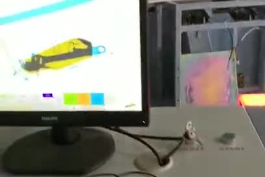 Hình ảnh các vật thể trong hành lý được hiển thị trên màn hình máy quét