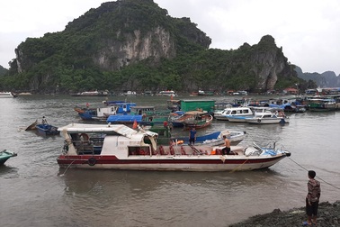 Tàu cao tốc bay nóc sau cú va chạm với tàu cá, 3 hành khách bị thương