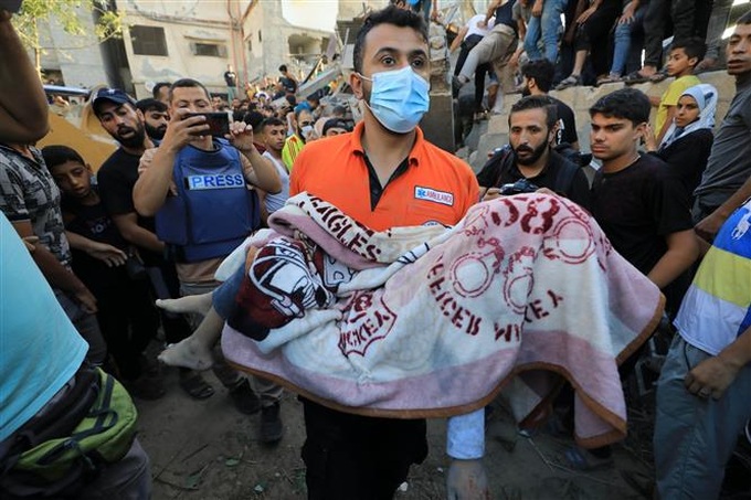 Chuyển thi thể nạn nhân sau cuộc không kích của Israel xuống Gaza ngày 4/11/2023. Ảnh: THX/TTXVN
