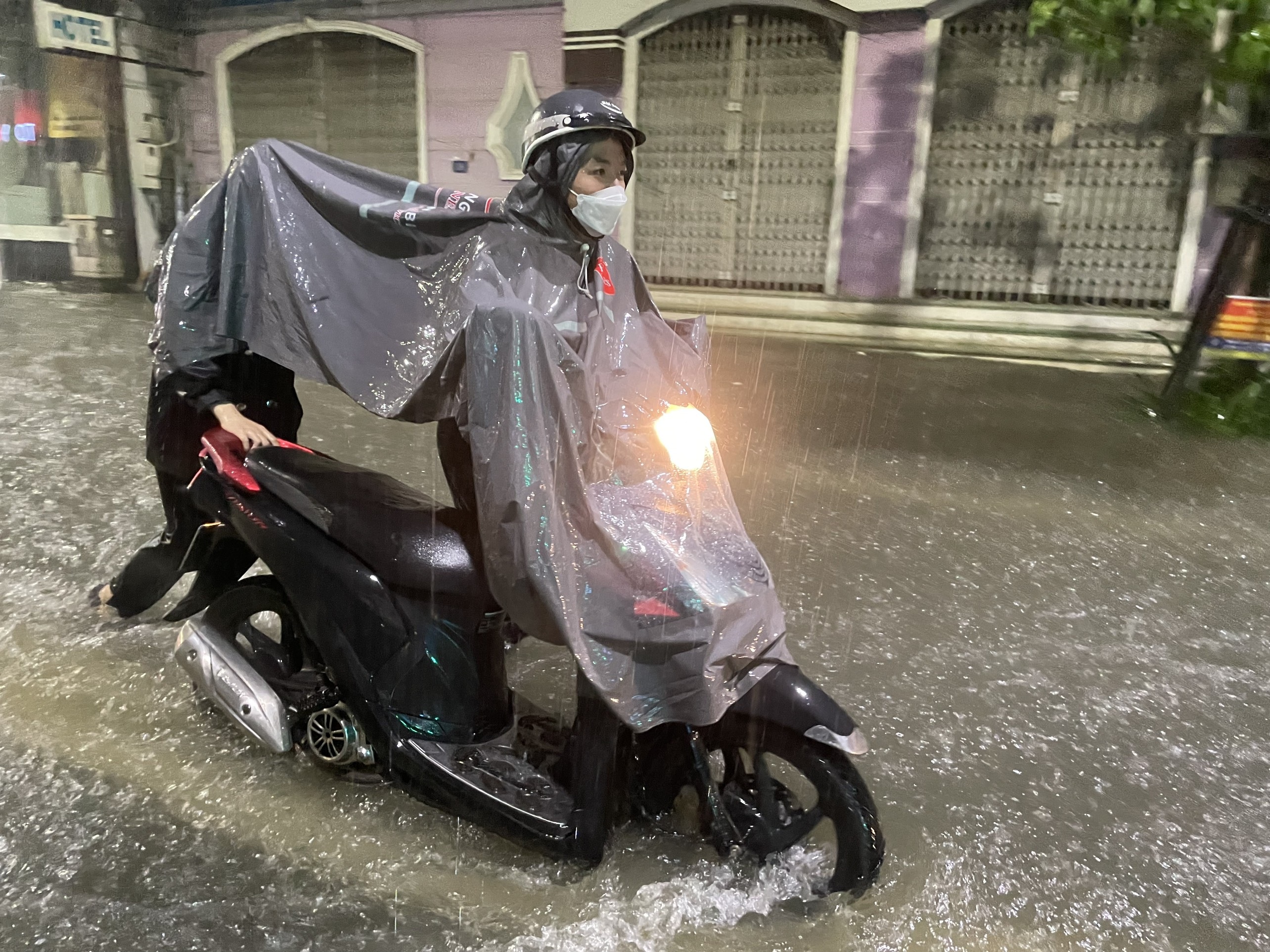 Chuva torrencial faz moradores de Hue correrem para escapar de enchente à noite - 5 Mưa xối xả, người dân Huế hối hả chạy lụt trong đêm - 5