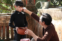 Mẫu nhí Minh Anh gây xúc động khi vào vai con trai NSND Trung Anh