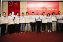 Tôn vinh và khen thưởng học sinh THPT Chuyên đạt giải quốc tế năm 2020
