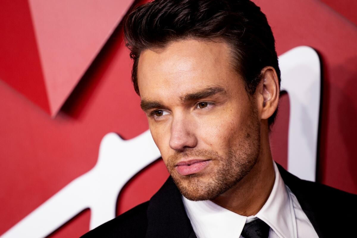 원디렉션 멤버, 발코니에서 떨어져 사망 - 1 Thành viên nhóm One Direction qua đời sau khi ngã từ ban công - 1