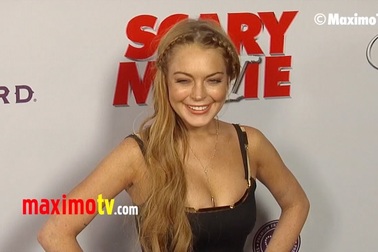 Lindsay Lohan gợi cảm với váy xẻ sâu
