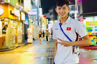 Dân mạng xiêu lòng trước vẻ điển trai của “hot boy làng bơi lội” mới nổi