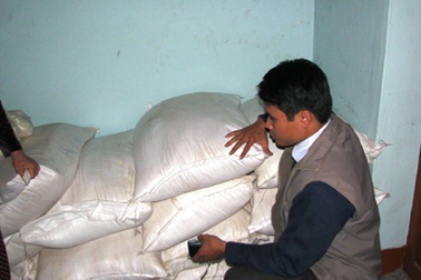 “Quan” xã “mượn” gạo cứu đói của dân để trả nợ