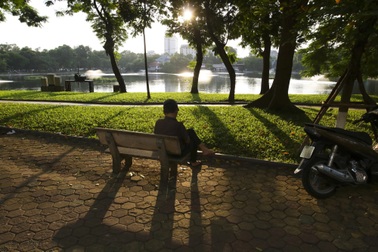 Miền Bắc hửng nắng, miền Trung và Nam Bộ mưa rải rác