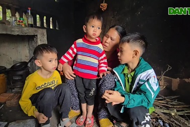 Mẹ khờ ôm 3 con suy dinh dưỡng trong căn nhà nát