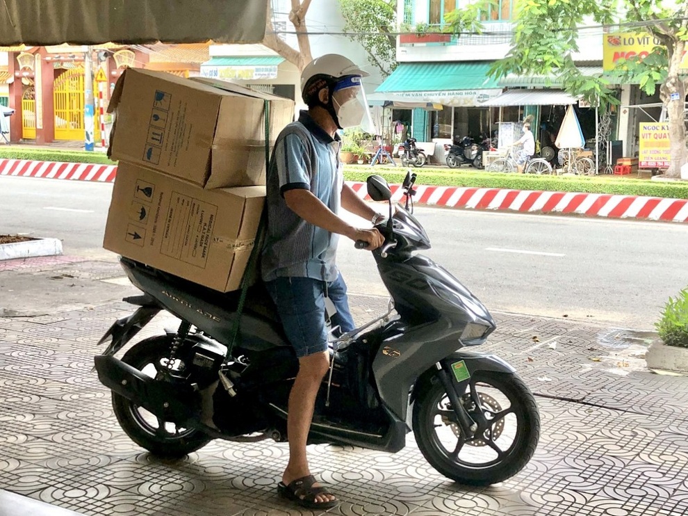 Thầy giáo tình nguyện vào tâm dịch tặng hàng tấn gạo, rau… cho người dân - 2 Thầy giáo tình nguyện vào tâm dịch tặng hàng tấn gạo, rau… cho người dân - 2