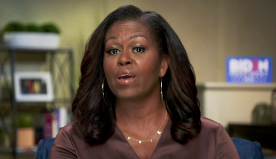 Thông điệp từ vòng cổ của bà Michelle Obama tại đại hội đảng Dân chủ - 1 Thông điệp từ vòng cổ của bà Michelle Obama tại đại hội đảng Dân chủ - 1