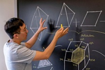 Tiến sĩ giành giải "Nobel Toán học" từng có điểm số "bết bát"