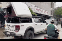 Thợ độ xe hóa xế cũ thành "nhà" đi phượt không ngơi tay mùa Covid-19