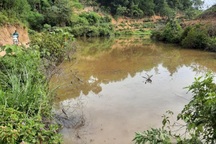 3 mẹ con ngã xuống đập nước, 2 người tử nạn