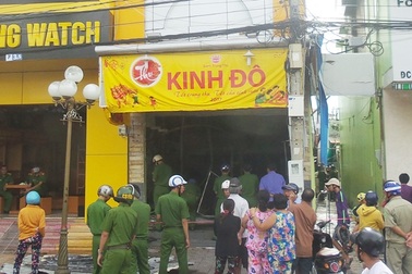 Cháy cửa hàng đồ chơi, một gia đình 3 người được cứu thoát