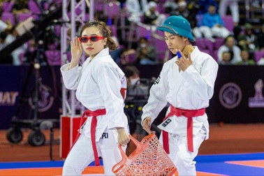 Võ sĩ Việt biểu diễn với làn và mũ cối, đoạt Huy chương đồng Châu Á