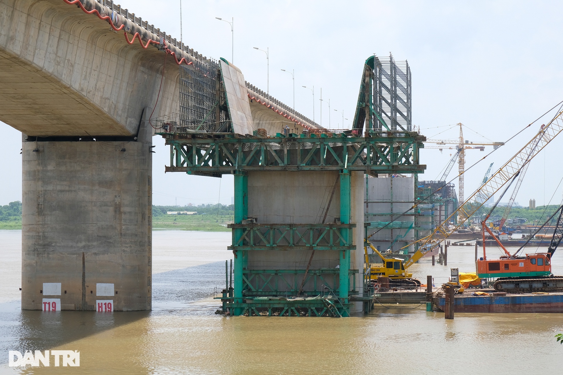 Cảnh hợp long nhịp cầu cạn cuối cùng dự án cầu Vĩnh Tuy giai đoạn 2 - 12 Cảnh hợp long nhịp cầu cạn cuối cùng dự án cầu Vĩnh Tuy giai đoạn 2 - 12