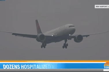 Máy bay rơi tự do hơn 1 phút, khách đập đầu lên trần, thức ăn bay tung tóe