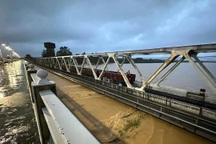 Điều 2 đoàn tàu chở hơn 1.100 tấn đá giữ cầu đường sắt Bắc - Nam trong lũ