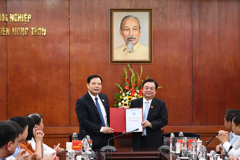 Tân Bộ trưởng Nông nghiệp tặng bức tranh sen tri ân người tiền nhiệm - 1 Tân Bộ trưởng Nông nghiệp tặng bức tranh sen tri ân người tiền nhiệm - 1