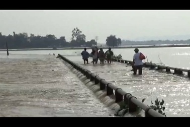 Nhiều khu vực thuộc rốn lũ Hưng Nguyên (Nghệ An) đang bị cô lập