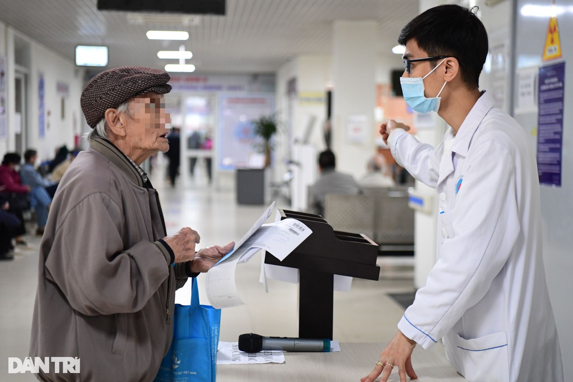 Hà Nội: Trời rét đột ngột, nhiều người già phải vào viện vì bệnh hô hấp - 1 Hà Nội: Trời rét đột ngột, nhiều người già phải vào viện vì bệnh hô hấp - 1
