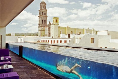 Những bể bơi trong khách sạn "độc lạ" nhất thế giới