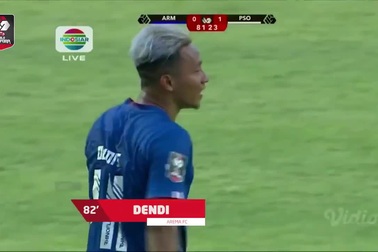 Pha ghi bàn "đau đớn" nhất lịch sử: Người lập công "nổ đom đóm mắt"