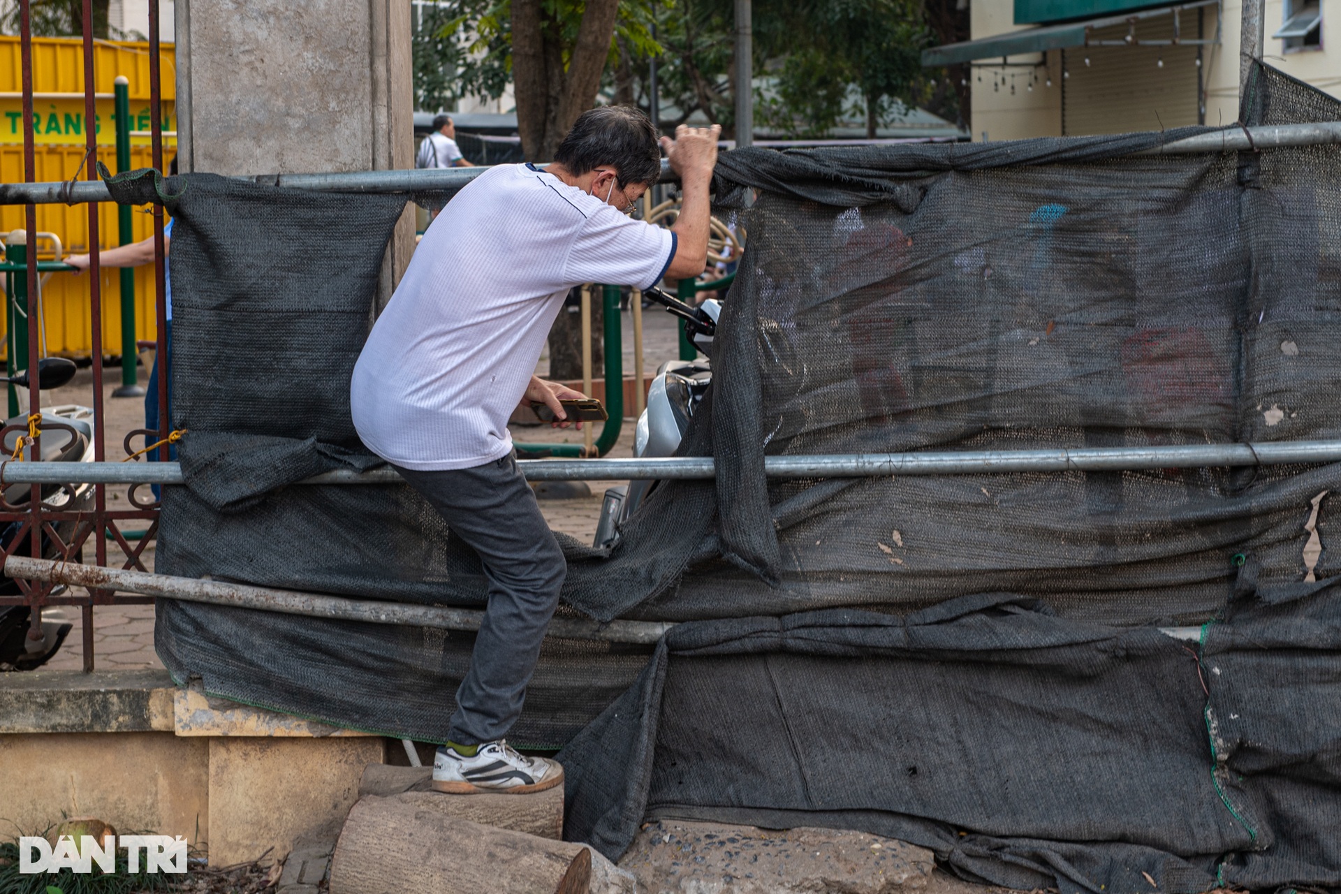 Người dân xé rào chắn, trèo tường vào công viên đang cải tạo ở Hà Nội - 4 Người dân xé rào chắn, trèo tường vào công viên đang cải tạo ở Hà Nội - 4