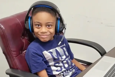 Cậu bé 9 tuổi đã tốt nghiệp trung học phổ thông