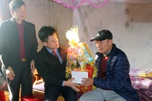 Lãnh đạo Quảng Bình thăm và tặng quà gia đình chính sách