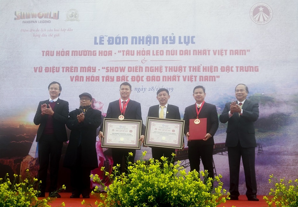 Sa Pa xác lập 2 kỷ lục trong ngày lên thị xã - 3 Sa Pa xác lập 2 kỷ lục trong ngày lên thị xã - 3