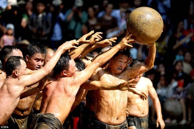 Báo Anh đăng chùm ảnh đẹp giới thiệu lễ hội cầu nước của Việt Nam