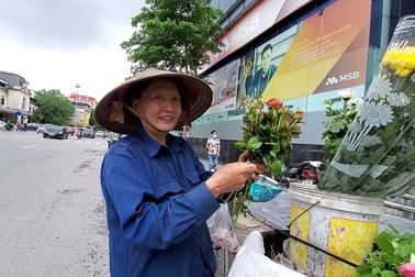 Hà Nội: Những gánh hàng rong “gồng mình” trong dịch Covid-19