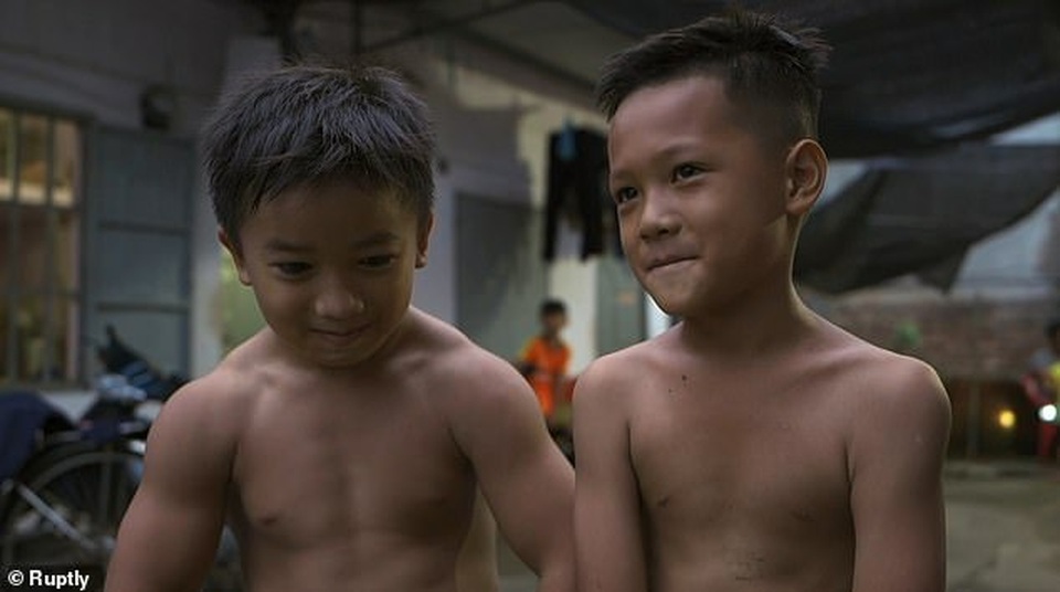 Cậu bé người Việt sở hữu cơ bắp cuồn cuộn xuất hiện trên báo Anh - 4 Cậu bé người Việt sở hữu cơ bắp cuồn cuộn xuất hiện trên báo Anh - 4