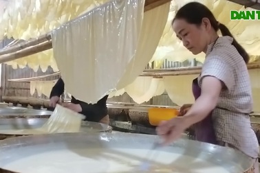 Mỏi tay vớt váng đậu nành, thợ làm phù chúc chạy đua cùng Tết