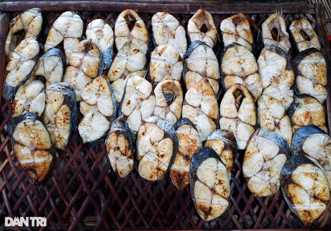 Nhu cầu gấp đôi, thợ toát mồ hôi nướng cá trong giá rét phục vụ khách Tết - 1