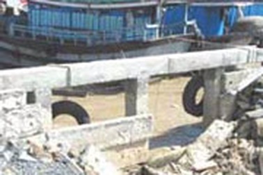 Một loạt nhịp kè Bạch Đằng sắp trôi xuống sông