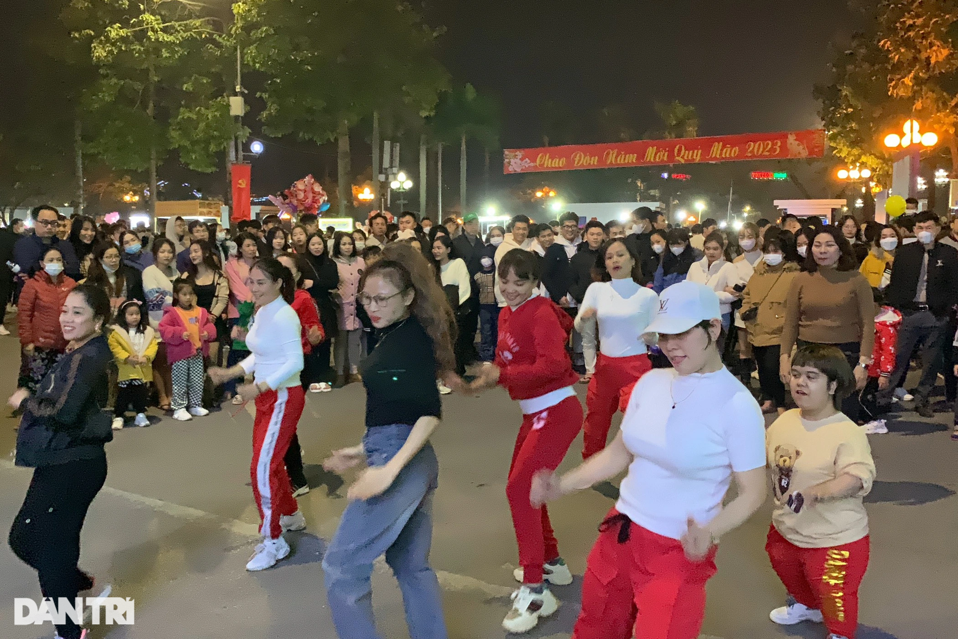Không khí người dân vui tươi, hứng khởi đón năm mới 2023 trên khắp cả nước - 20 Không khí người dân vui tươi, hứng khởi đón năm mới 2023 trên khắp cả nước - 20