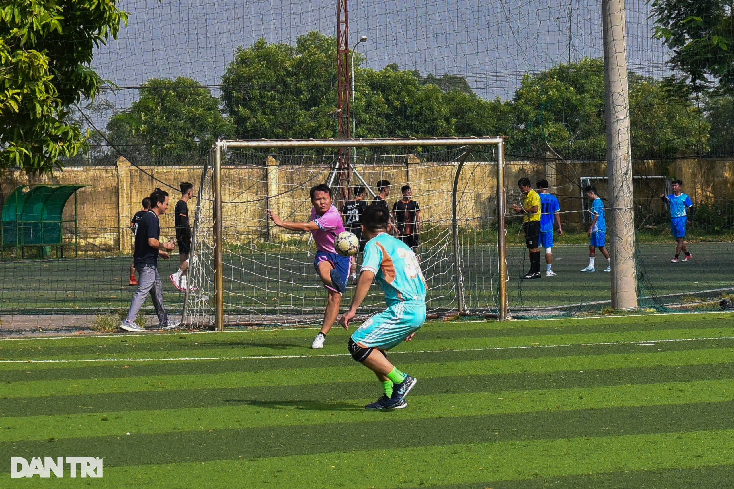 View - FC Dân trí giành vé vào chung kết sau màn lộn ngược dòng ngoạn mục | Báo Dân trí