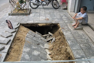 Sau một đêm, vỉa hè biến thành... hố