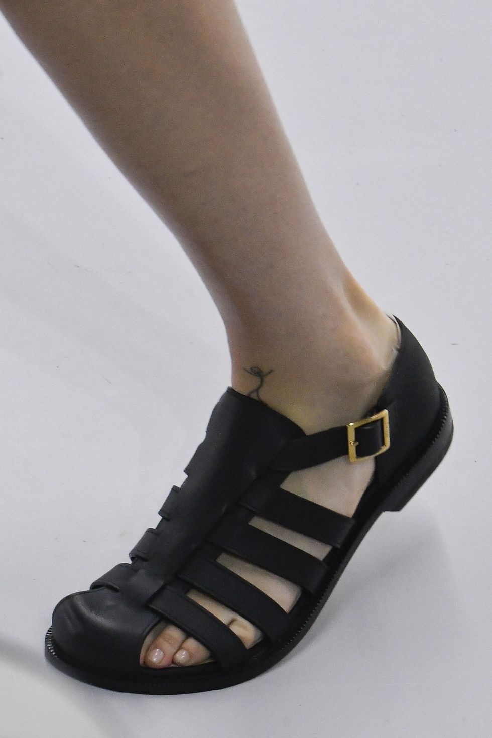 JW Anderson thiết kế khóa gài màu vàng làm điểm nhấn cho đôi sandals ngư dân màu đen dáng bệt cổ điển (Ảnh: JW Anderson).