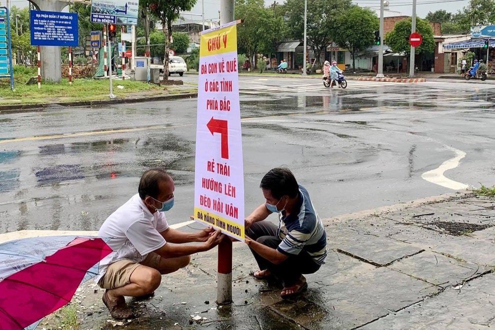 Người Đà Nẵng đội mưa treo biển hướng dẫn đường người dân về quê - 4 Người Đà Nẵng đội mưa treo biển hướng dẫn đường người dân về quê - 4