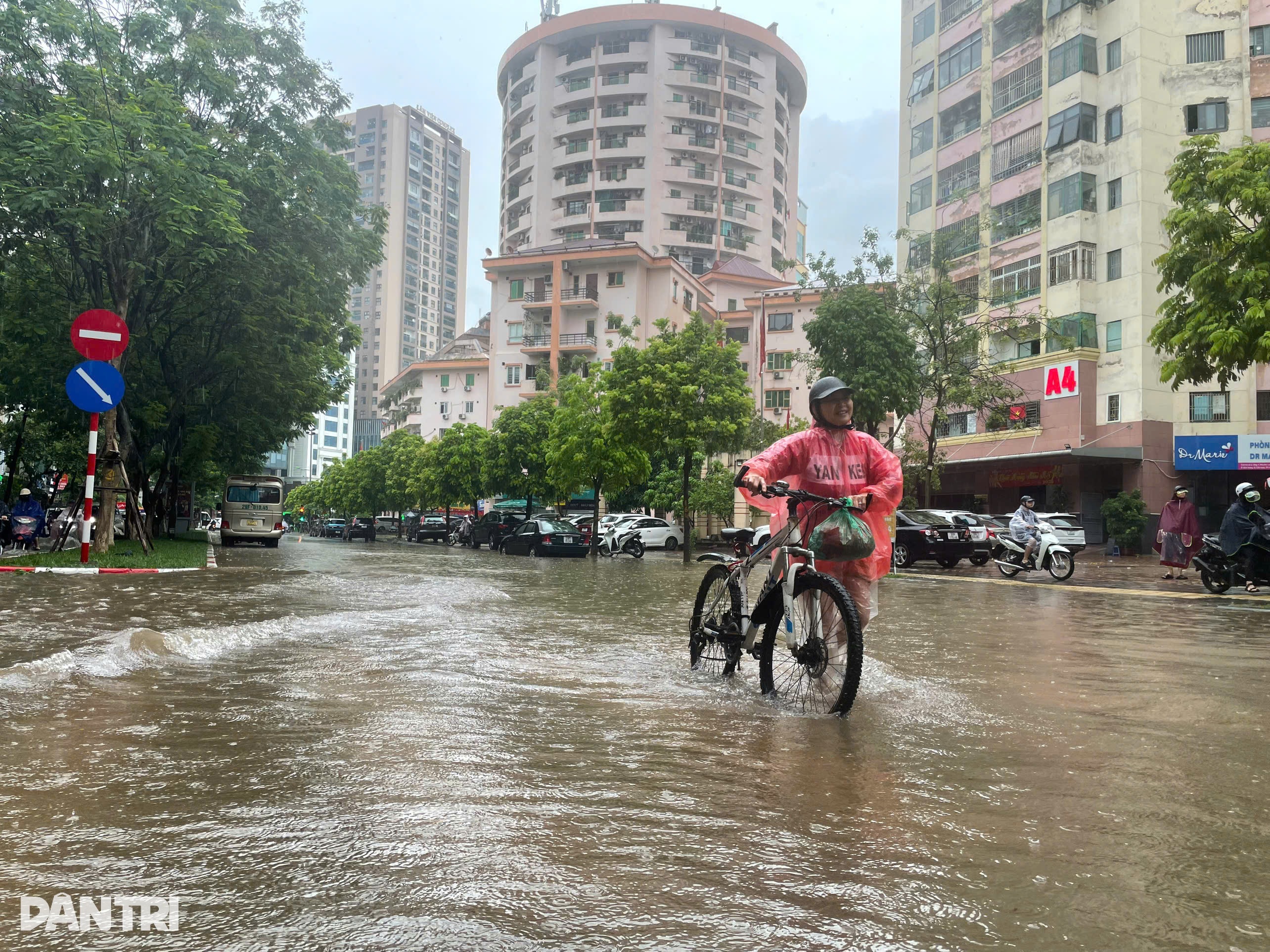 Khu đô thị ở Hà Nội ngập trong nước, người dân nghỉ làm chờ nước rút - 3